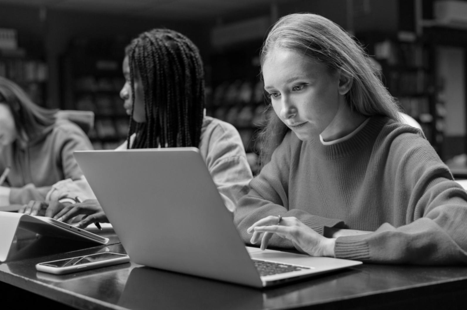 Persona aprendiendo gestión financiera personal