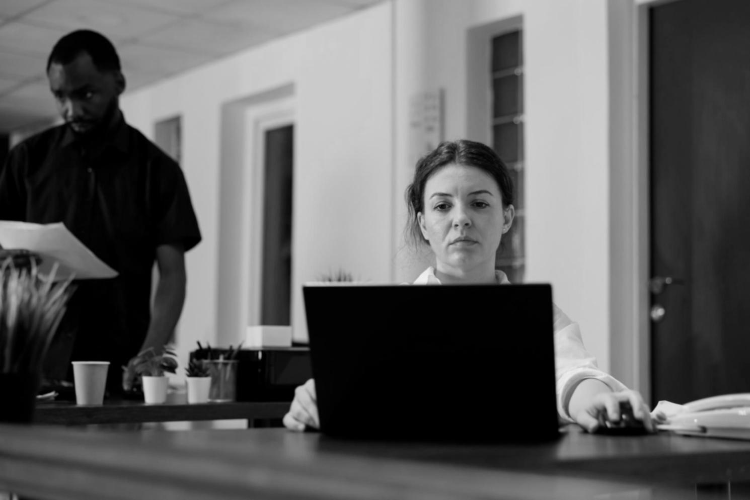 Espacio de trabajo minimalista con documentos financieros y calculadora sobre escritorio blanco